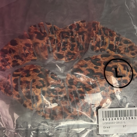 LEOPARD Lip Mom Life Gray T-shirt - Picture 2 of 2